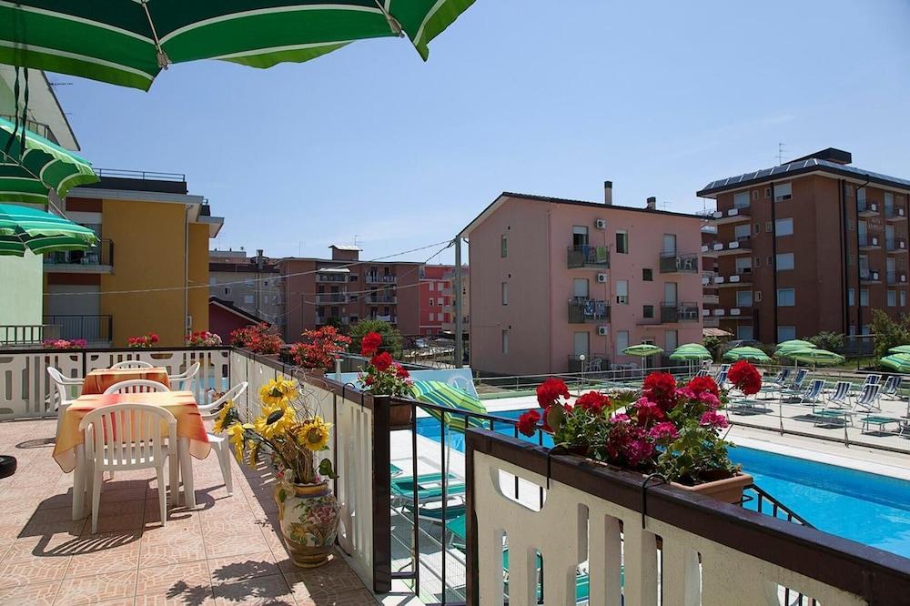Hotel Vianello Лідо-ді-Єзоло Екстер'єр фото